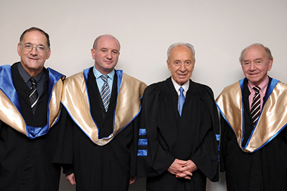 מימין: מנדי מורוס, נשיא המדינה שמעון פרס, פרופ' דניאל זייפמן ופרופ' רון נעמן